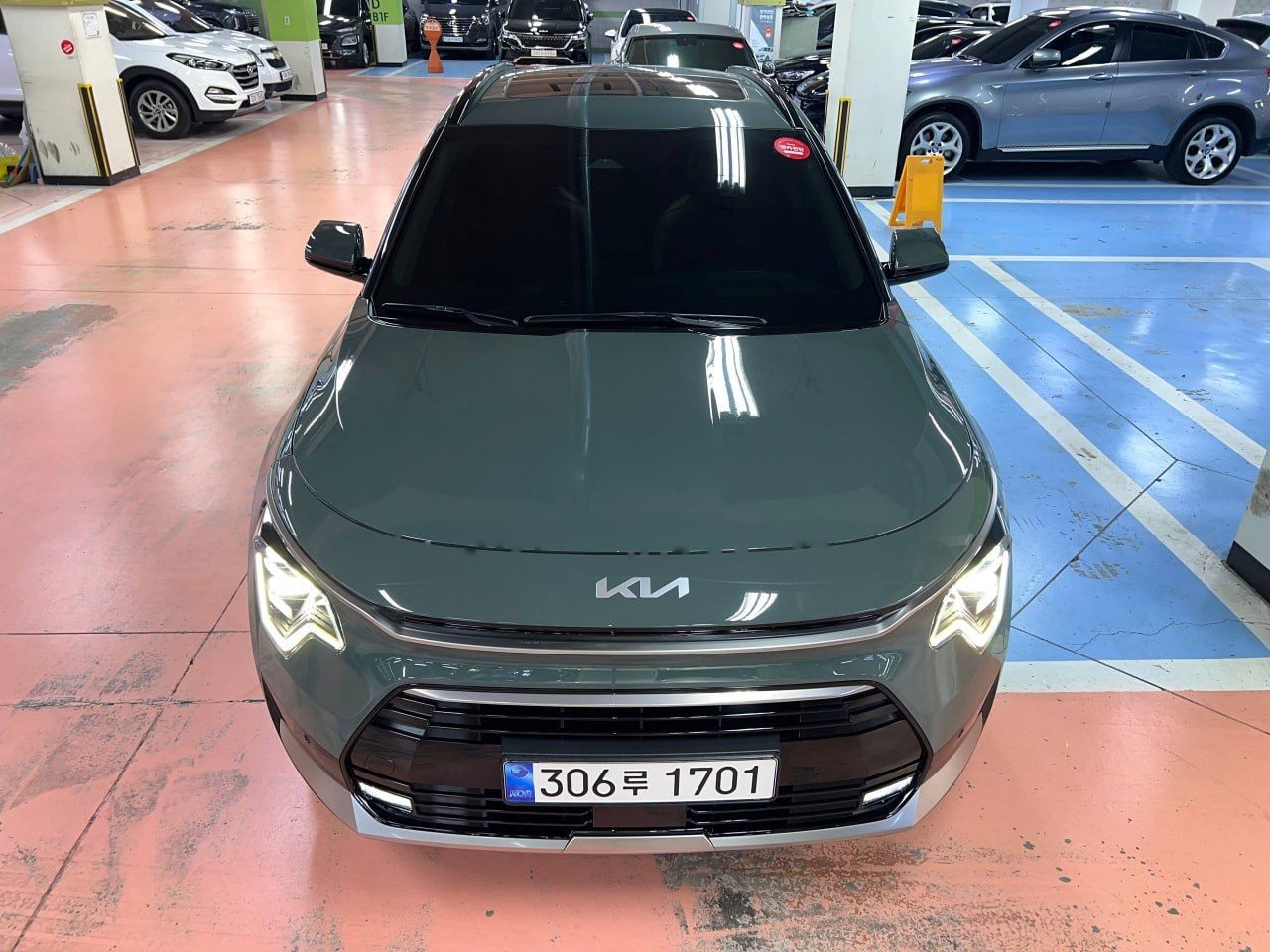 Kia Niro на смотровой площадке в Корее перед отправкой, осмотр кузова и техники (3/6)