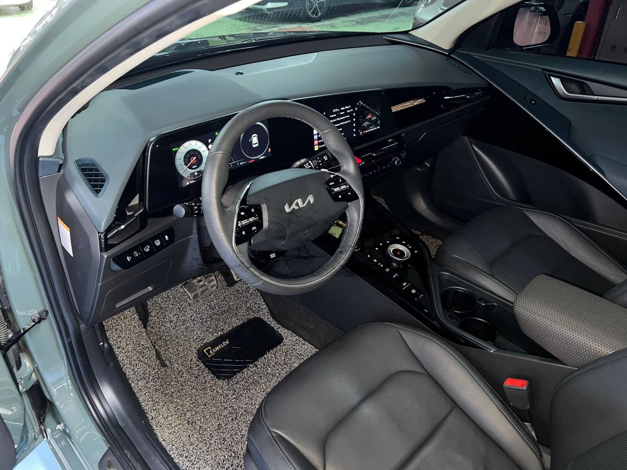 Kia Niro, салон и приборная панель: физические кнопки климата, кожаный мультируль, цифровая приборка (6/6)
