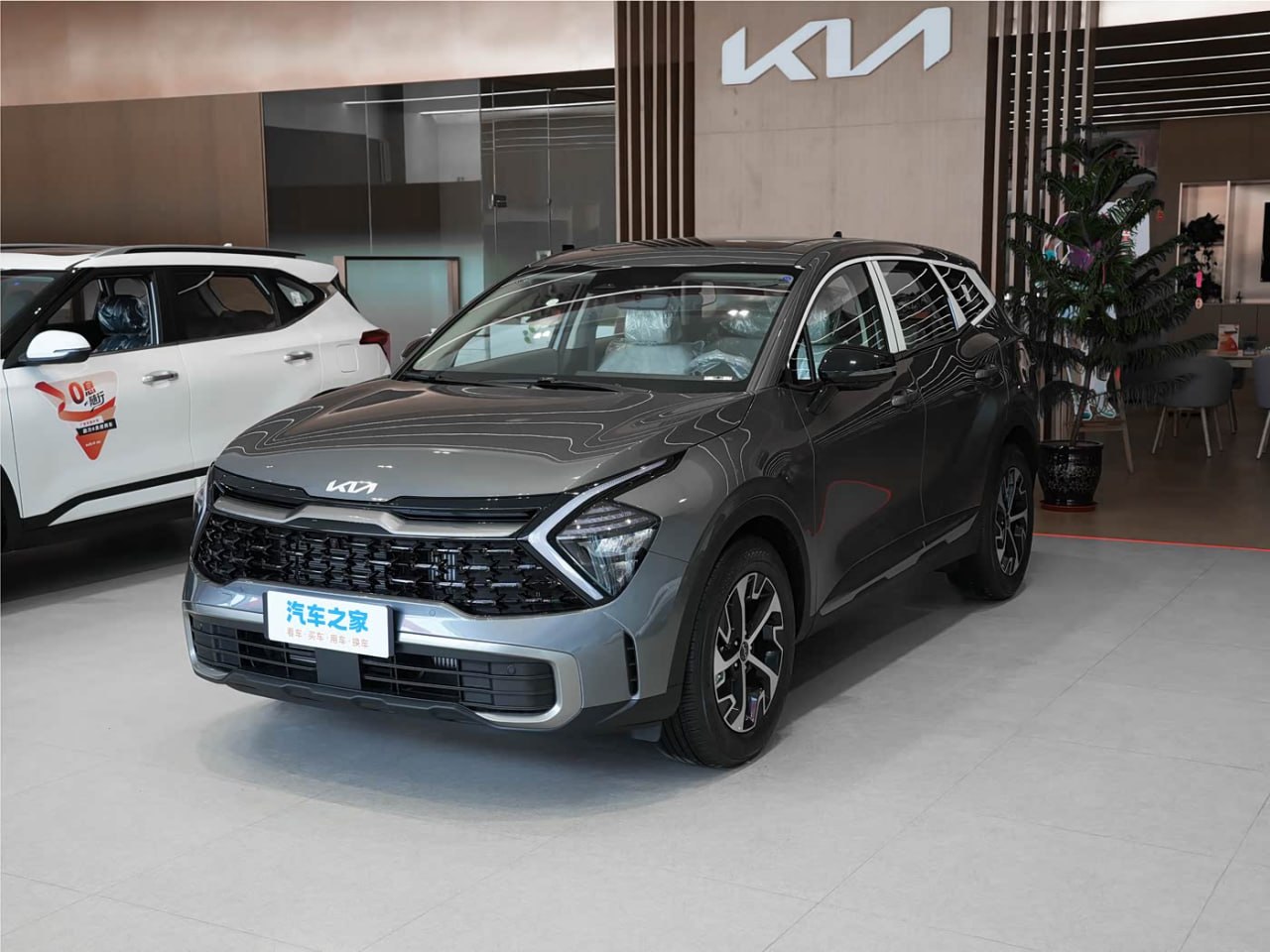 Новый Kia Sportage 1.5T из Китая, 2025, вид сзади 3/4 (3/6)