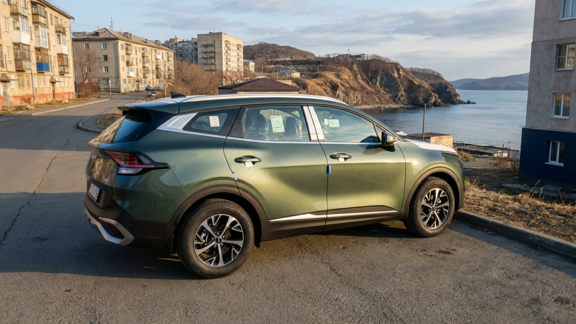 Kia Sportage после доставки из Кореи на улице приморского города