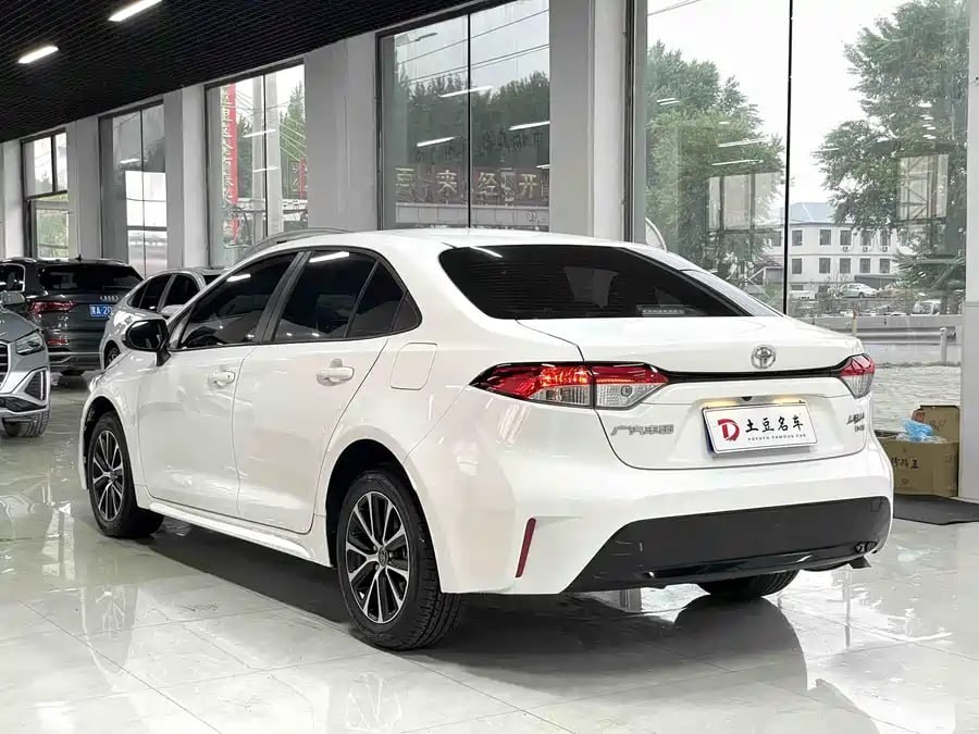 Toyota Levin Deluxe 2023, наш лот, сзади 3/4