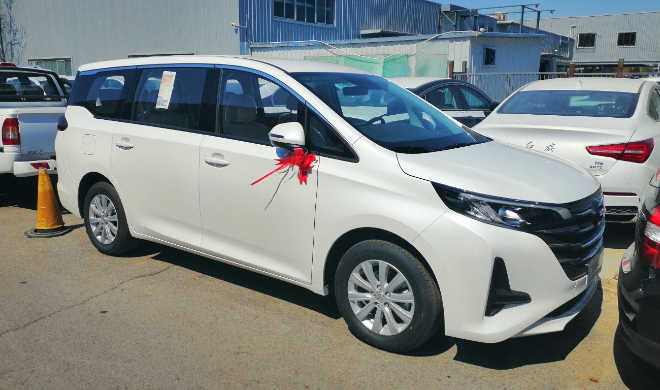 Белый GAC Trumpchi GM6 дорестайлингового поколения на площадке дилера, реальное фото