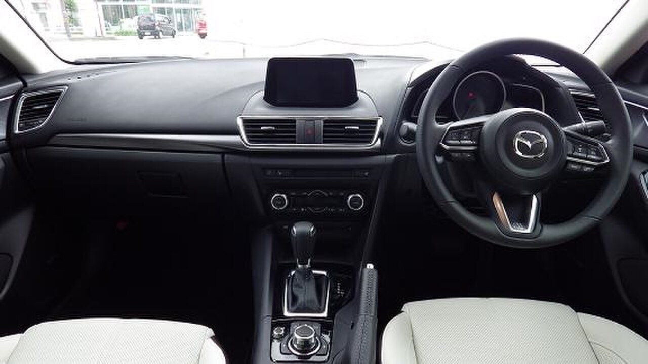 Приборная панель и передние сиденья Mazda Axela, реальное фото, общий план салона