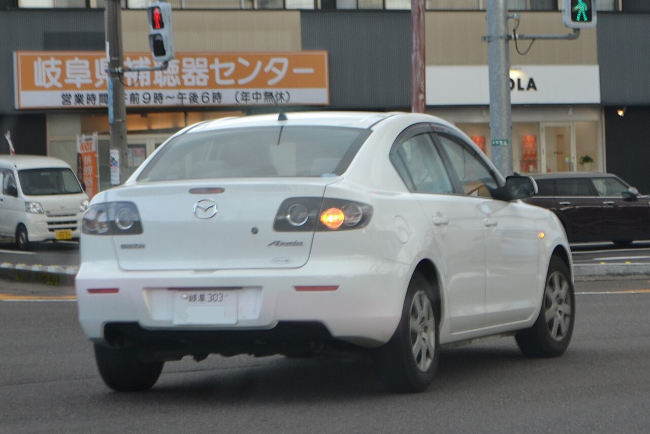 Mazda Axela на японской улице, реальное фото