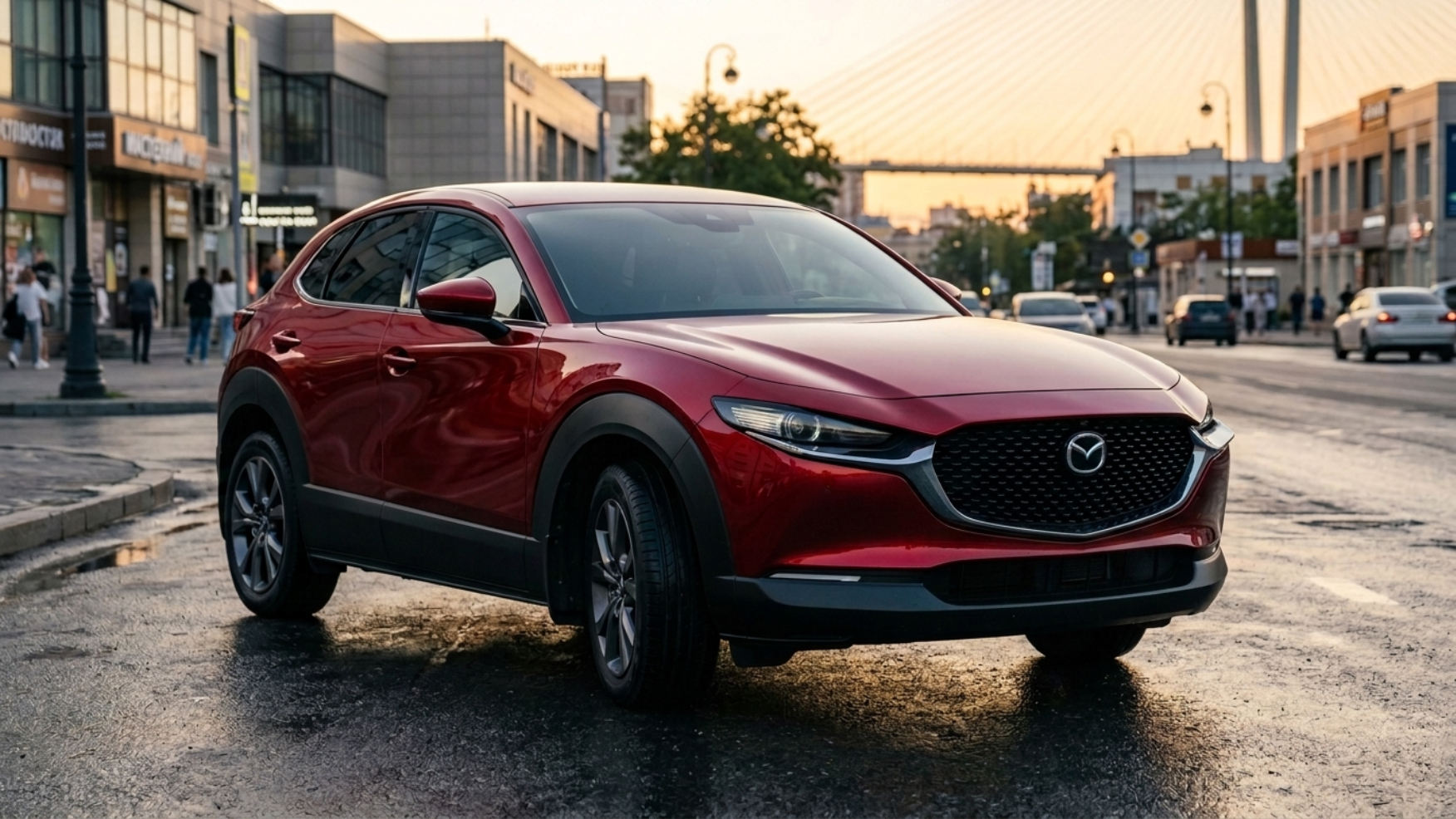 Mazda CX-30 в три четверти на городской улице, длинный капот и хищная передняя часть в тёплом свете