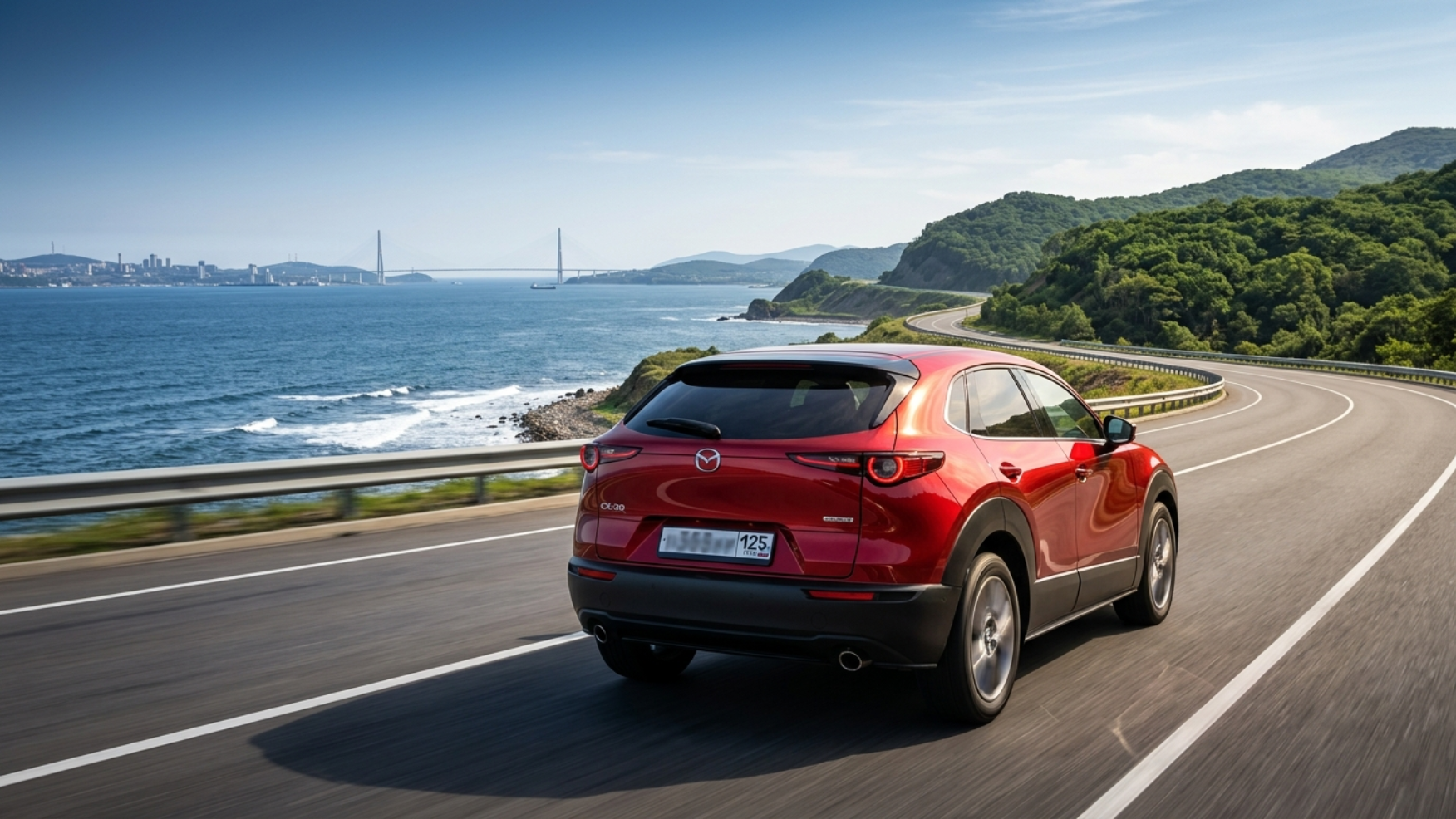 Mazda CX-30 идёт по пустой приморской трассе на скорости, простор и открытая дорога