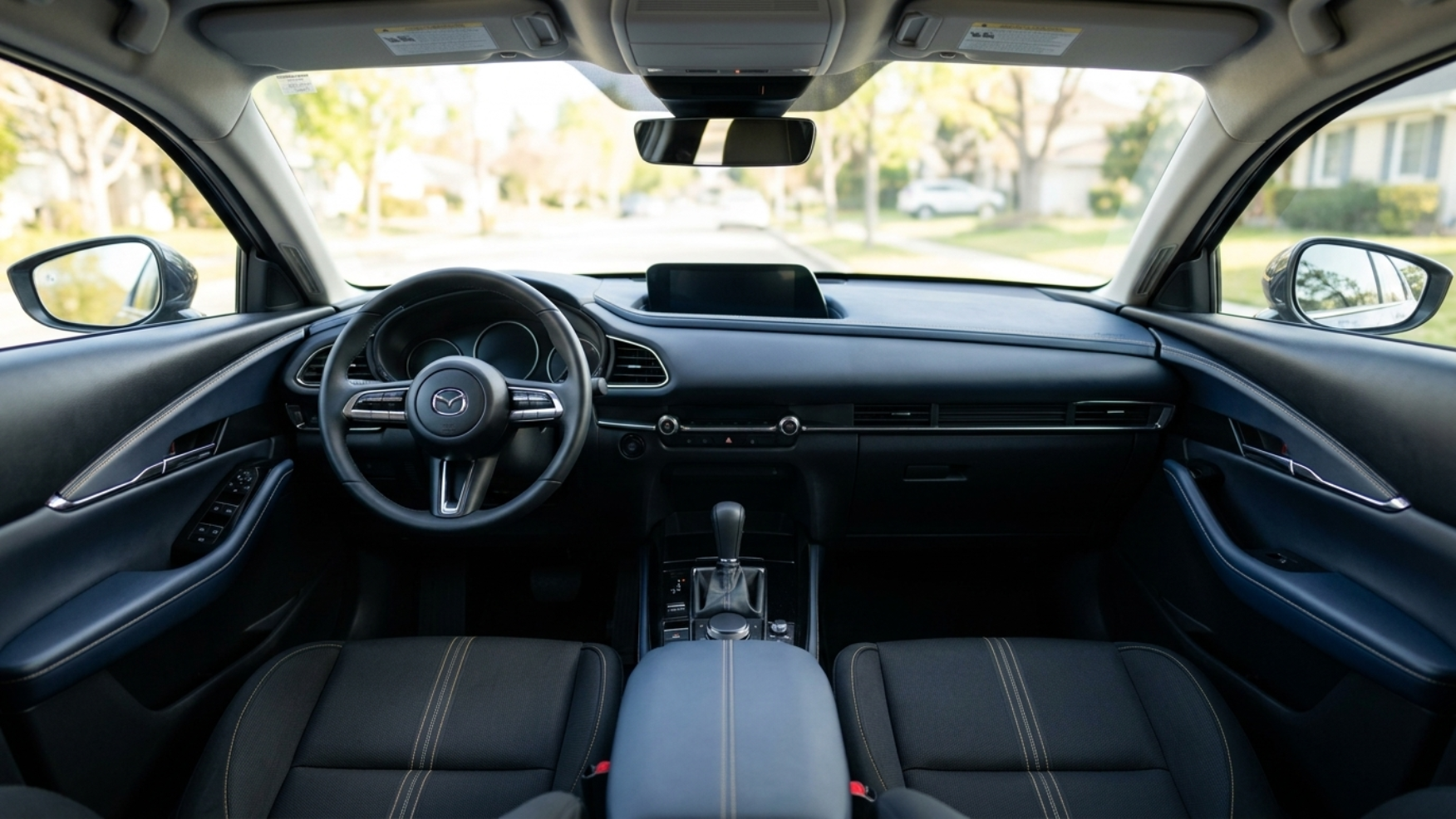 Общий план салона Mazda CX-30 от двери: минималистичная передняя панель, аккуратная архитектура