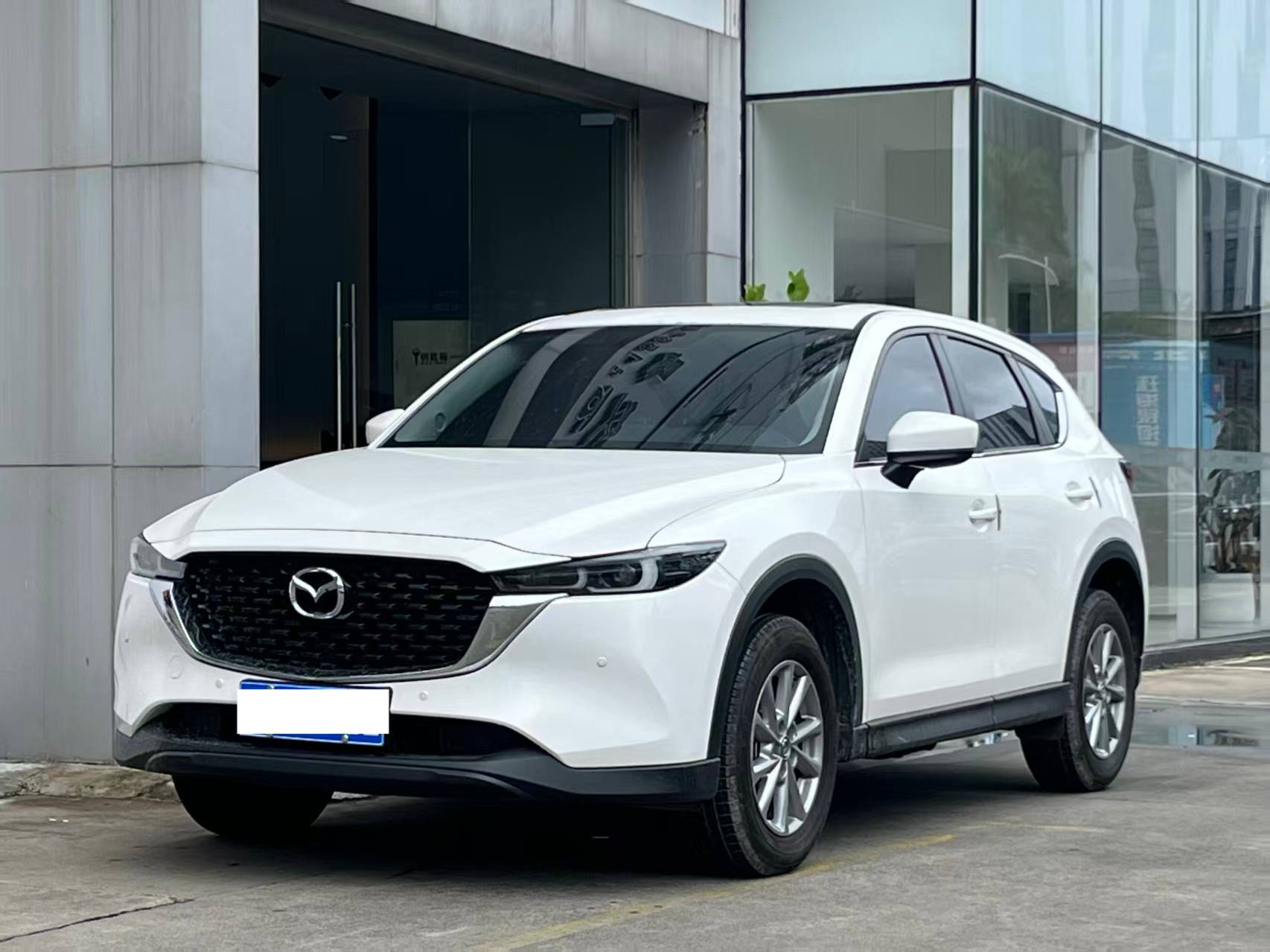 Mazda CX-5 2024 Zhishang Pro, белая, вид спереди три четверти (1/6)