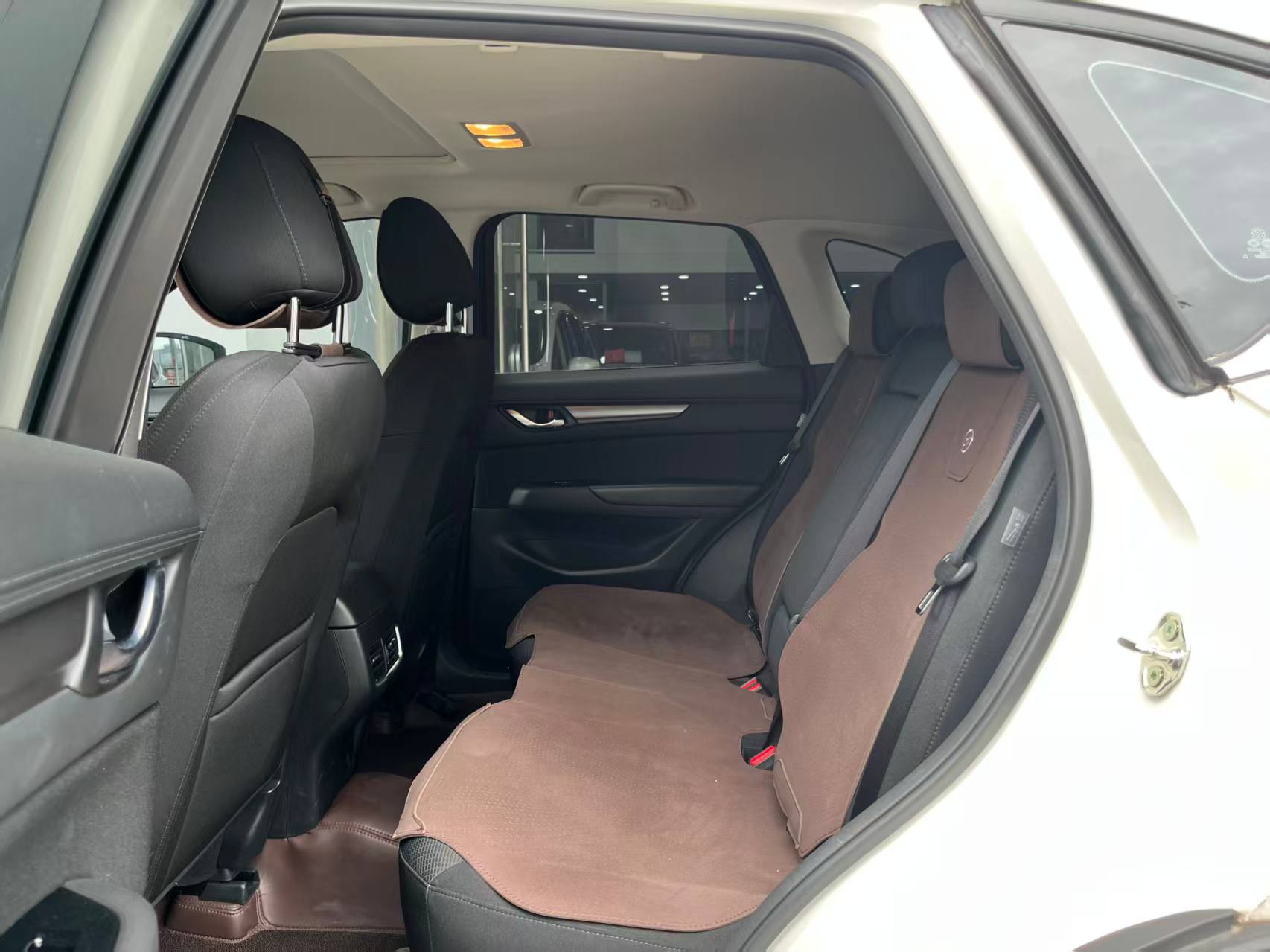 Задний диван Mazda CX-5, открыт люк (5/6)