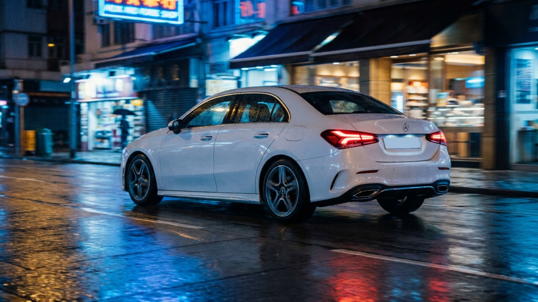 Mercedes-Benz A-Class W177 в движении по вечернему городу, лёгкая управляемость