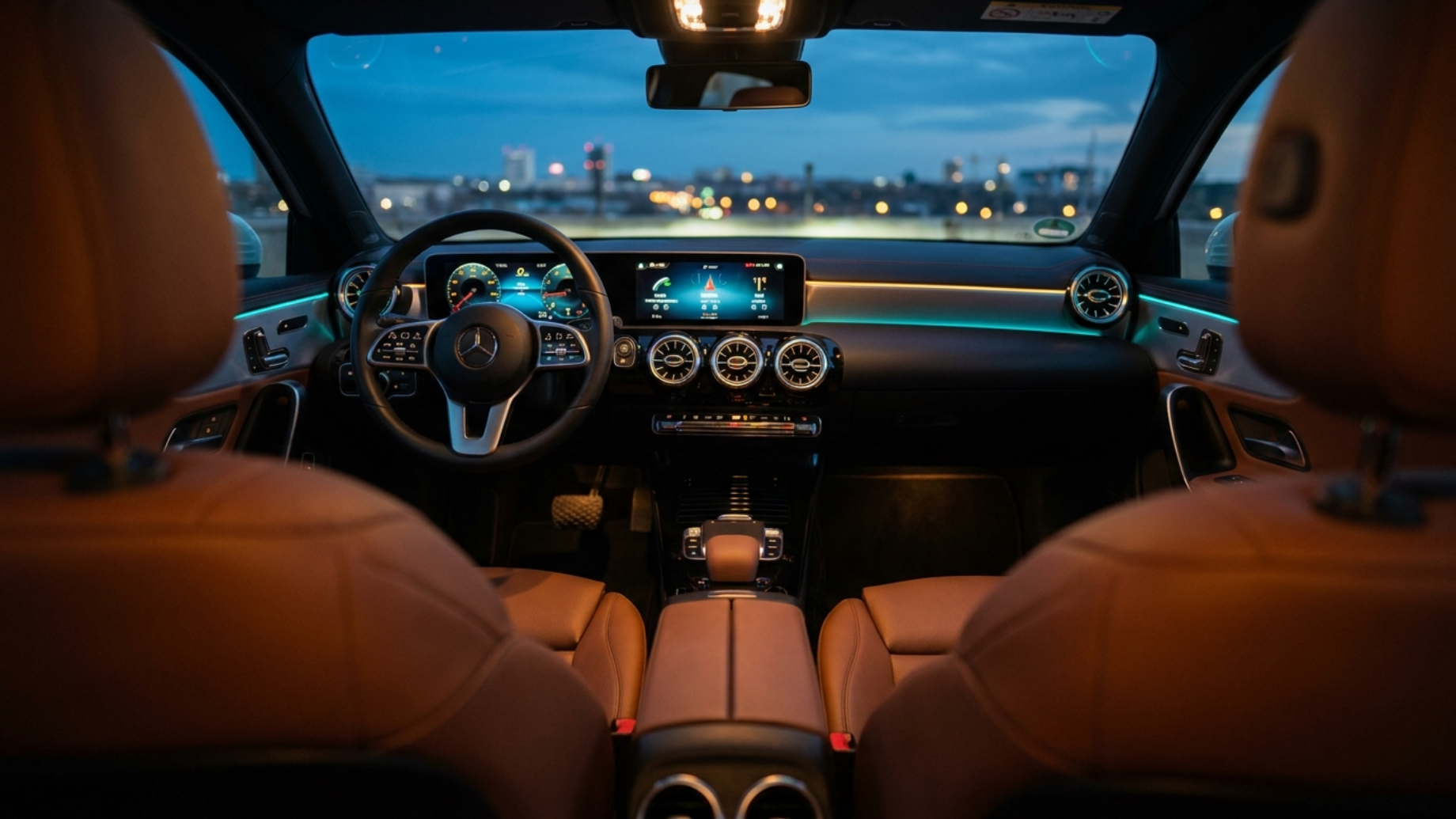 Салон Mercedes-Benz A-Class W177: двойные экраны MBUX, кожа и подсветка