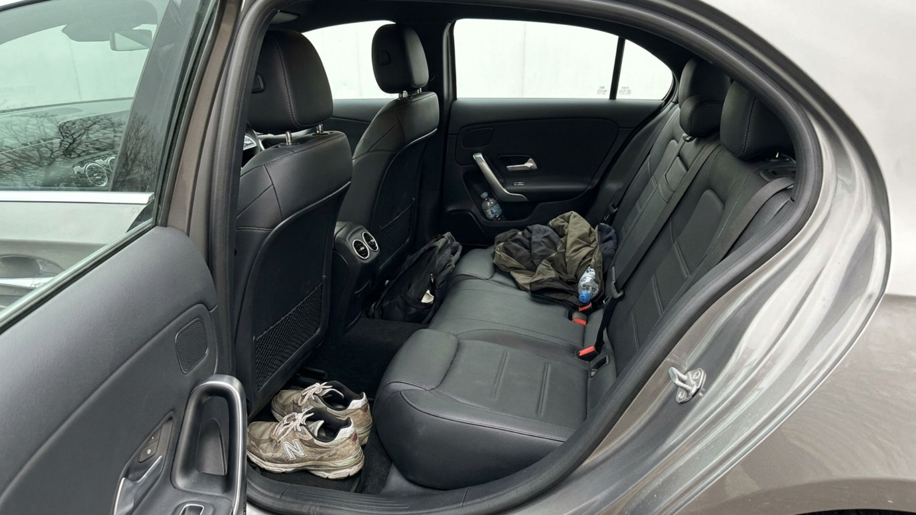 Тесный задний ряд Mercedes-Benz A-Class W177, деталь салона