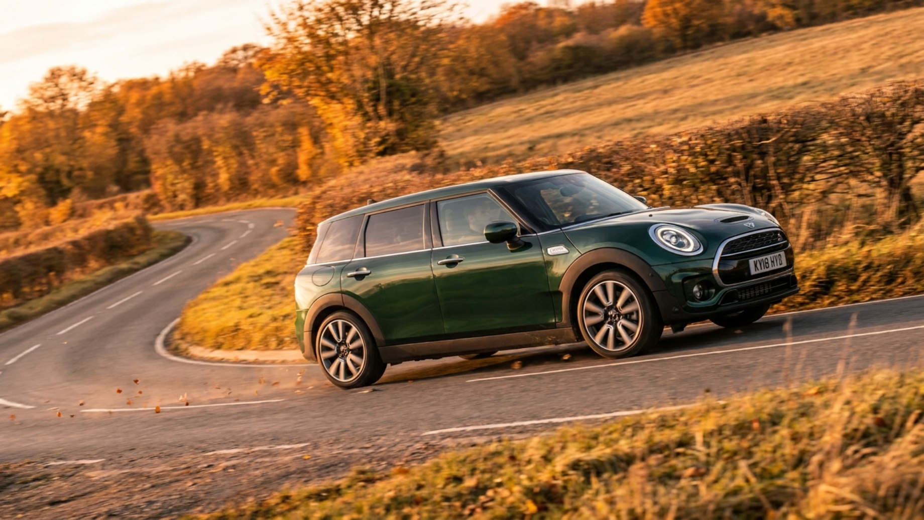 Mini Clubman F54 в динамике на извилистой дороге, фирменная управляемость