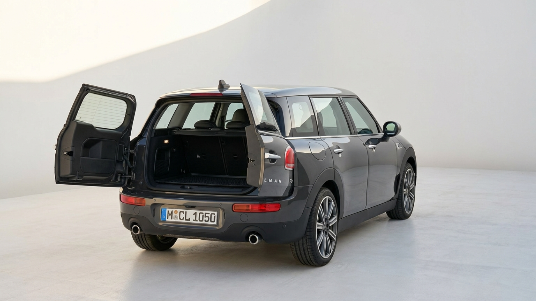 Распашные задние двери Mini Clubman F54 открыты, багажник и характерный задок