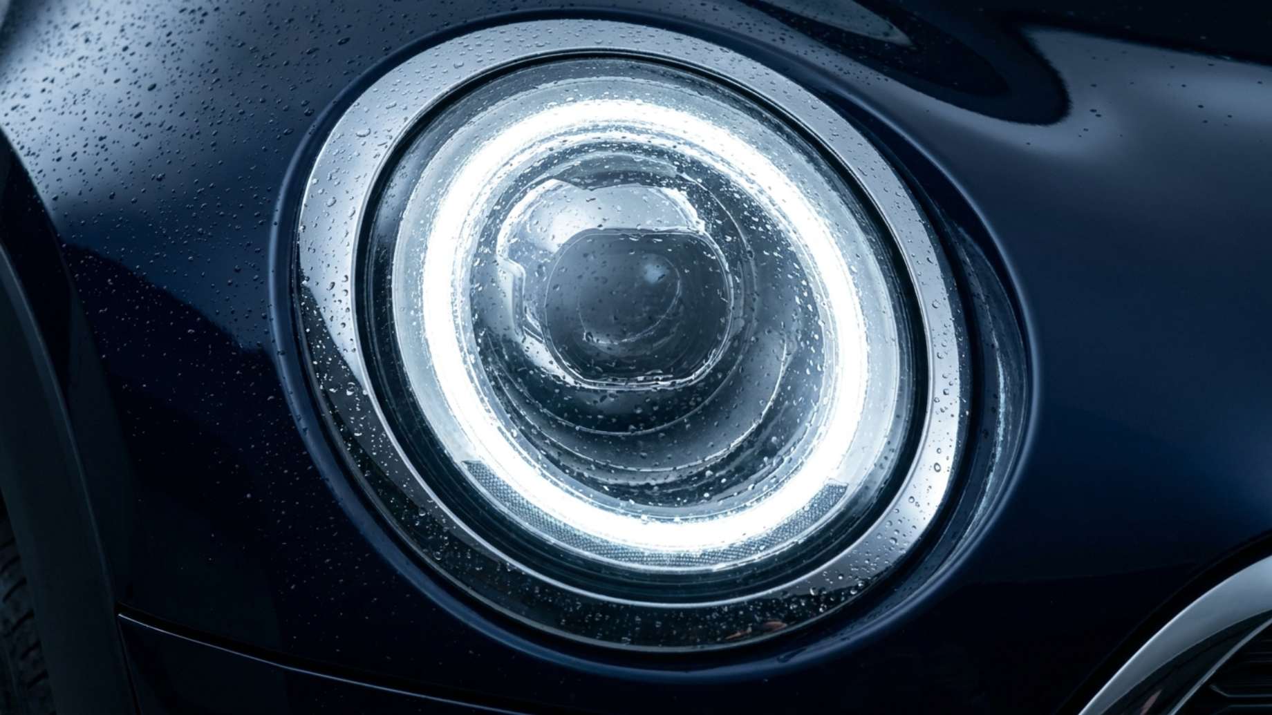 Круглая светодиодная фара Mini Clubman F54 крупным планом, фирменный дизайн