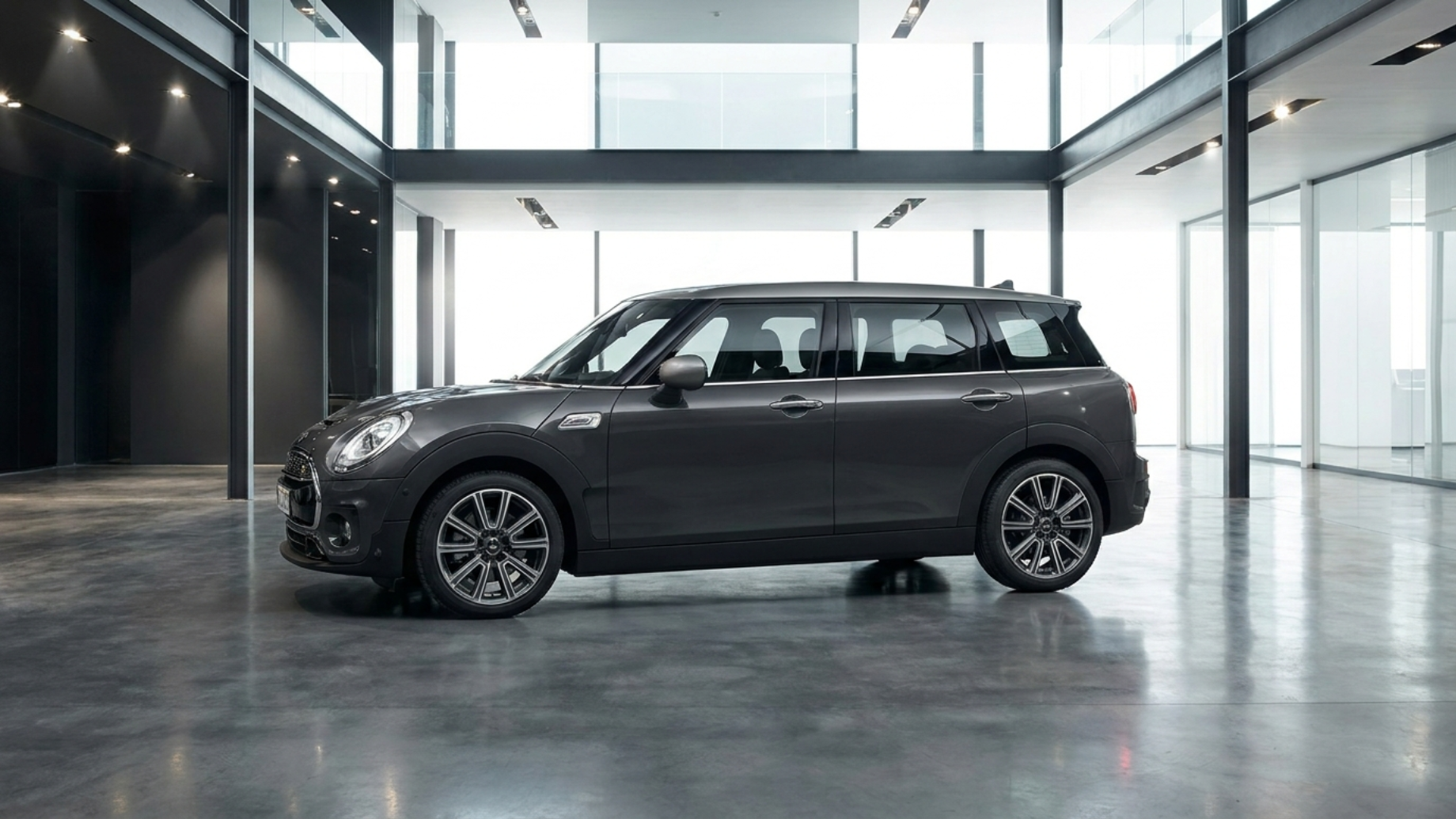 Mini Clubman F54 на премиальной подаче в автосалоне