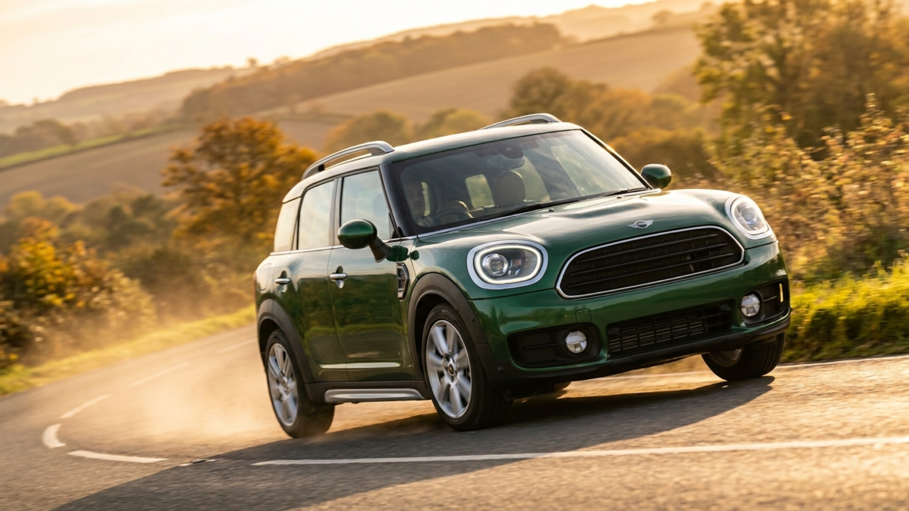 Mini Countryman F60 в динамике на извилистой дороге, фирменная управляемость