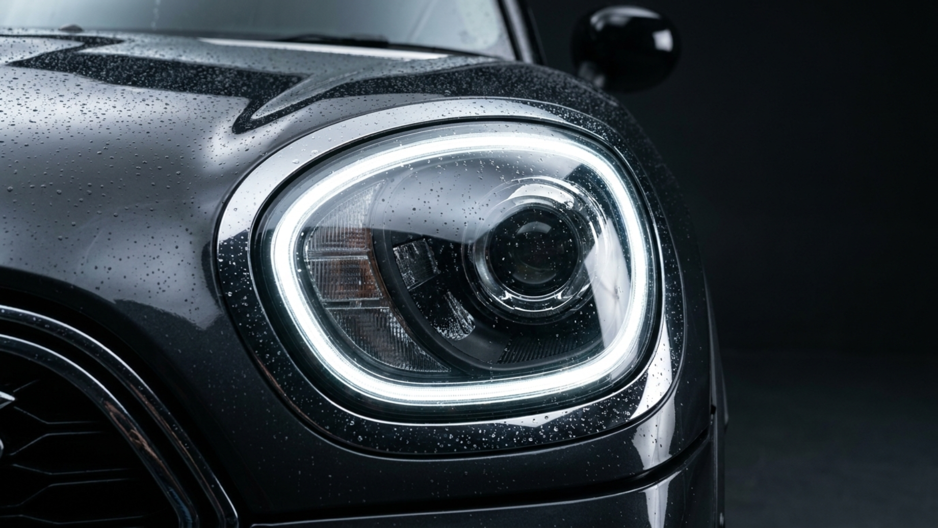 Круглая светодиодная фара Mini Countryman F60 крупным планом, фирменный дизайн