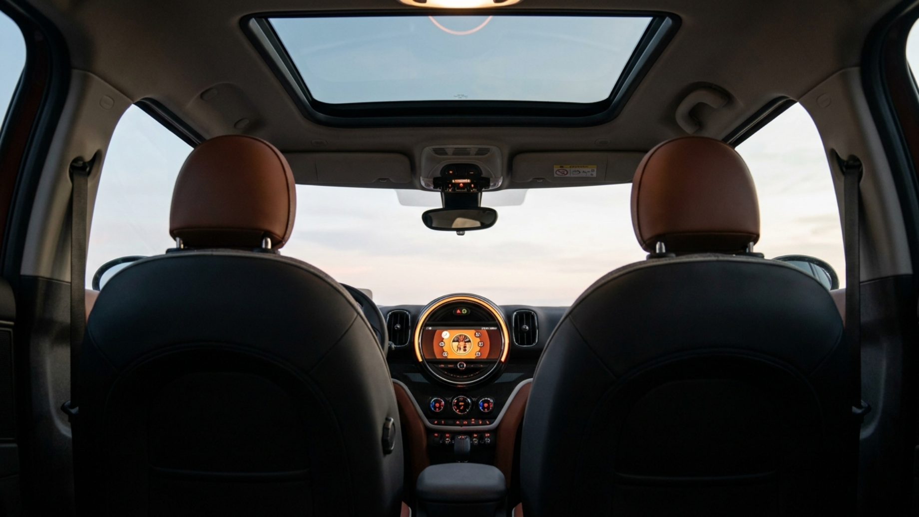 Салон Mini Countryman F60: круглый центральный дисплей, тумблеры и панорамная крыша