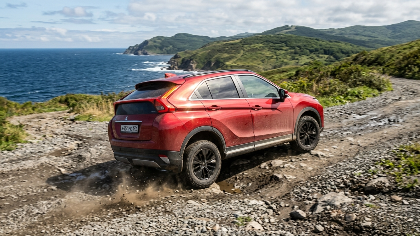 Mitsubishi Eclipse Cross едет по разбитой приморской грунтовке, кузов слегка раскачивается на неровностях