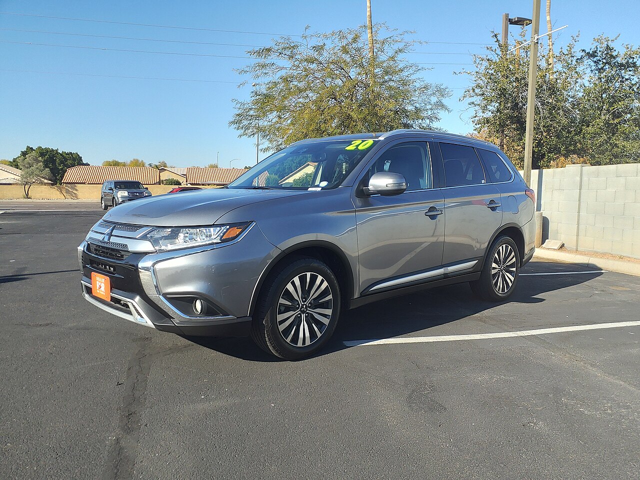 Mitsubishi Outlander третьего поколения, рестайлинг с X-face передком, вид спереди 3/4 на стоянке