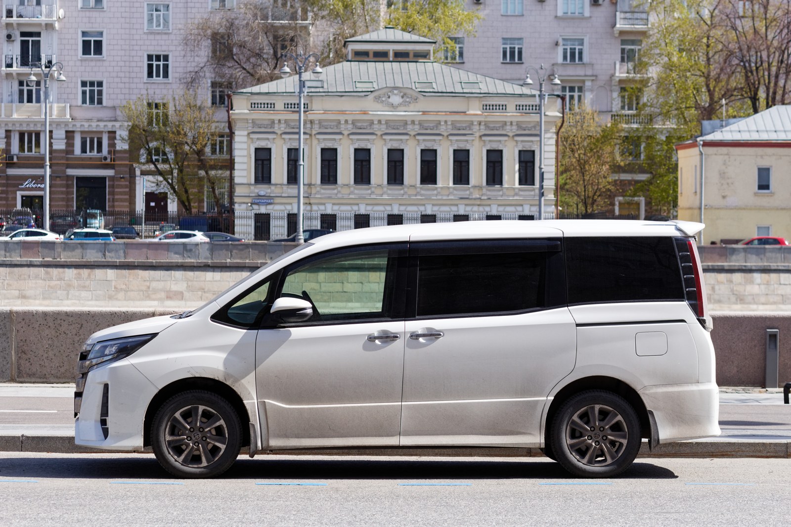 Toyota Noah 80 кузова на улице в Москве