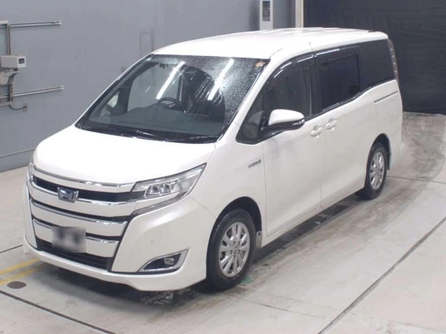 Toyota Noah Hybrid G 2019, лот, спереди 3/4