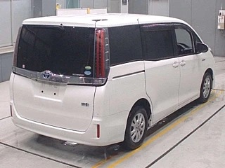 Toyota Noah Hybrid G 2019, лот, сзади 3/4