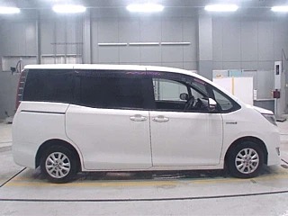 Toyota Noah Hybrid G 2019, лот, сбоку