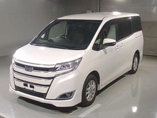 Toyota Noah Hybrid G 2022, лот, спереди 3/4