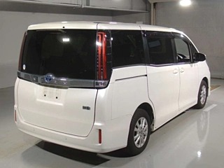 Toyota Noah Hybrid G 2022, лот, сзади 3/4