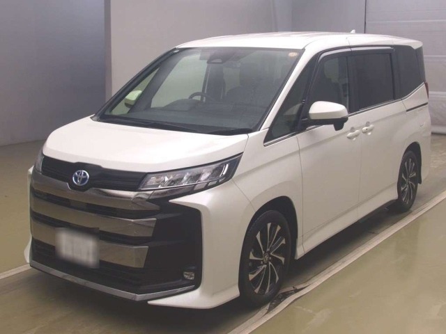 Toyota Noah Hybrid S-Z 2022, лот, спереди 3/4