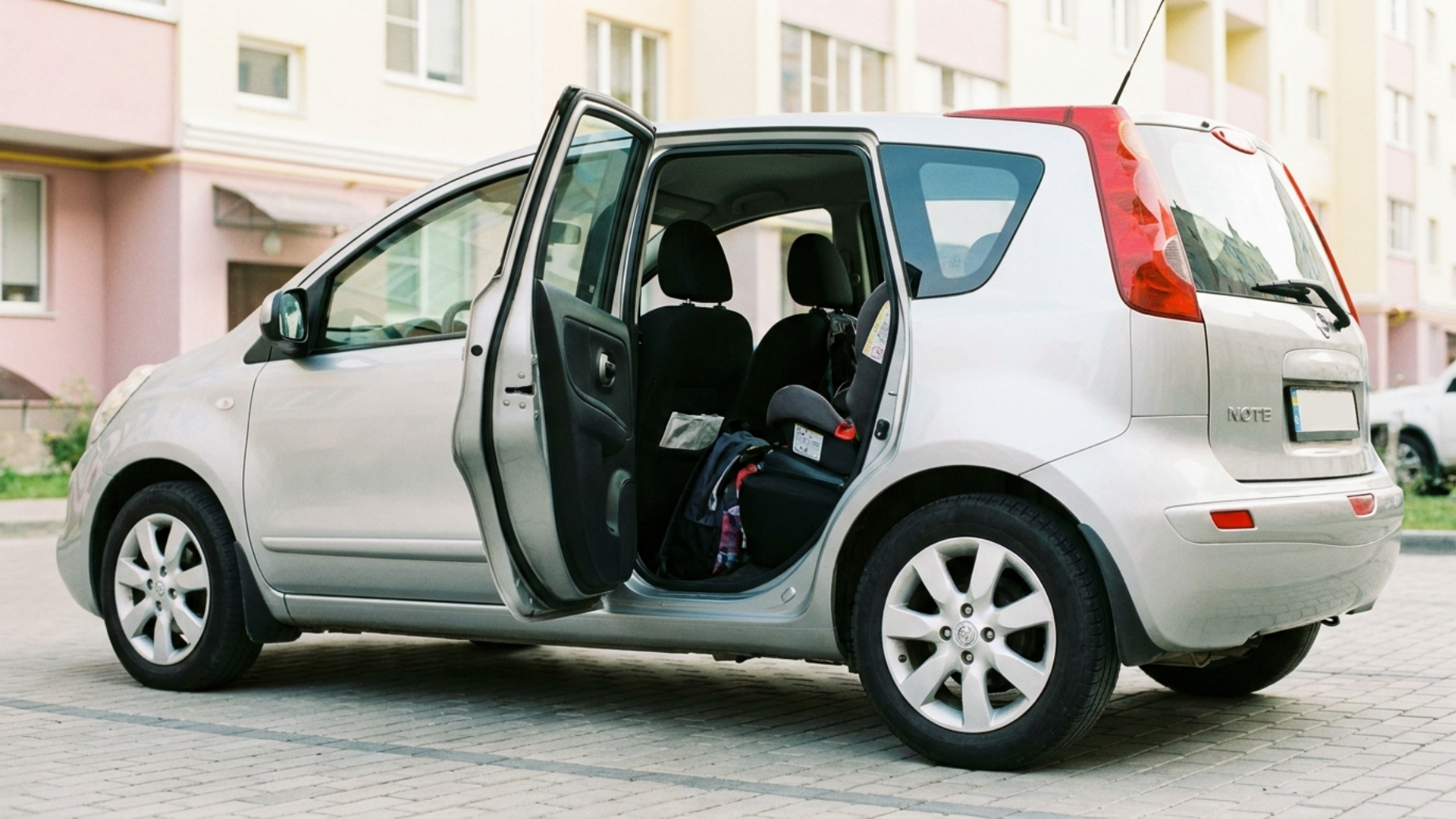 Открытая почти на 90 градусов задняя дверь Nissan Note E12, простор заднего ряда