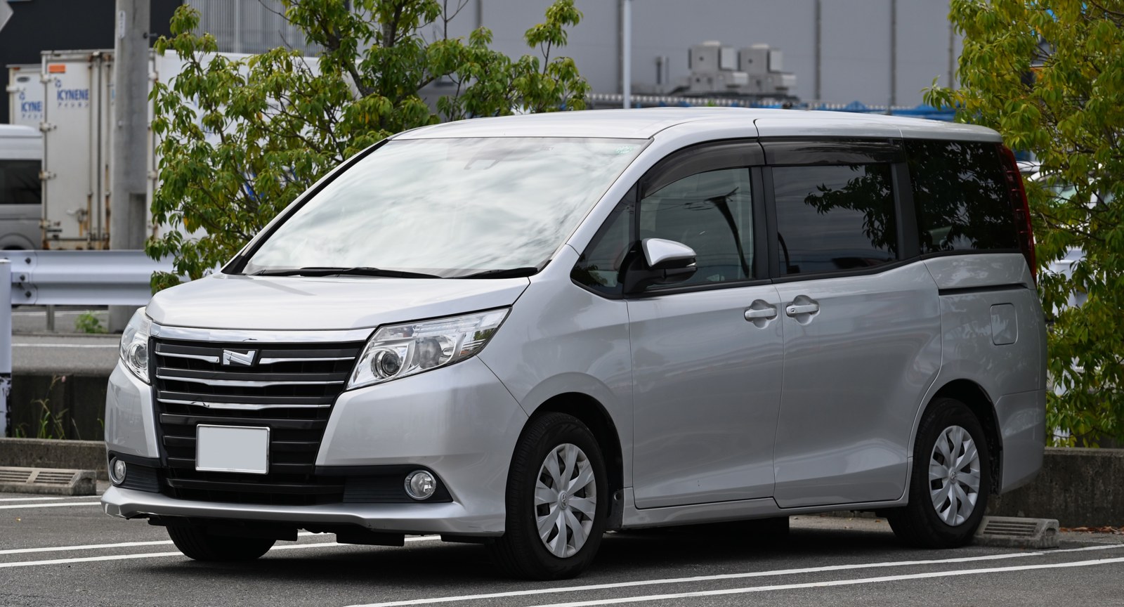 Toyota Noah: спокойная решётка