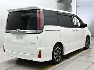 Toyota Noah Si W×B 2018, лот, сзади 3/4