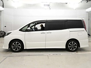 Toyota Noah Si W×B 2018, лот, профиль