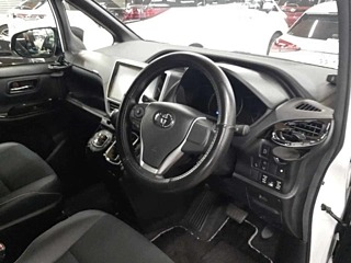 Toyota Noah Si W×B 2018, лот, торпедо