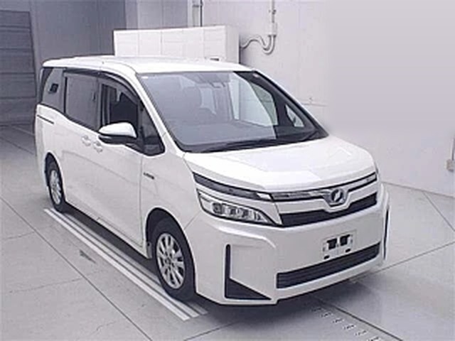 Toyota Voxy: узкие фары в два этажа