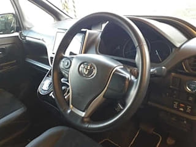 Toyota Voxy Hybrid ZS Kirameki 3 2021, наш лот, руль и приборка