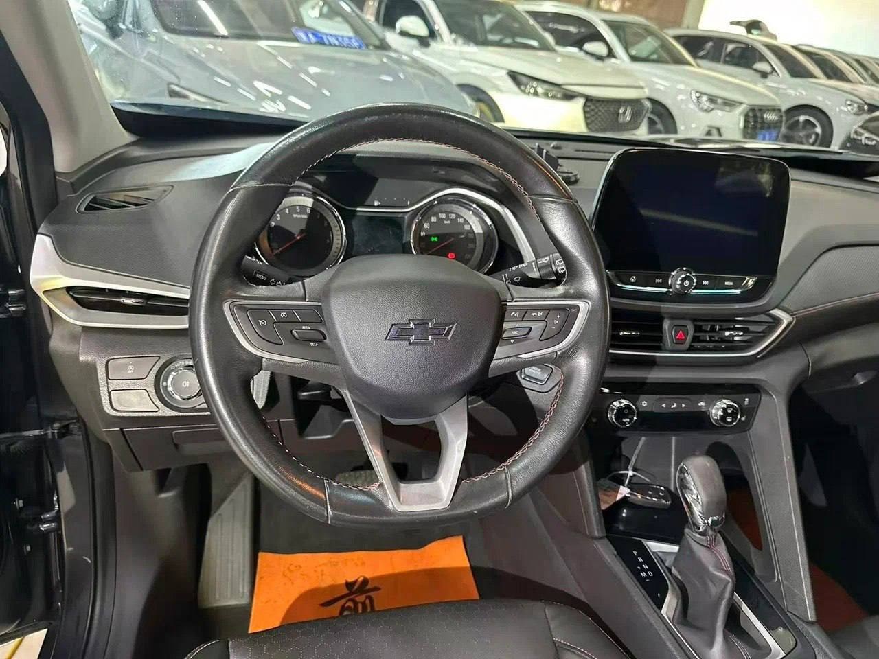 Chevrolet Orlando 2023, наш лот, руль и приборка