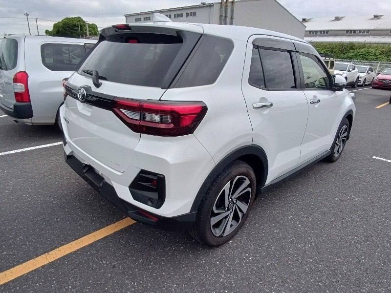 Toyota Raize Z сзади 3/4: светодиодные фонари и чёрная накладка пятой двери