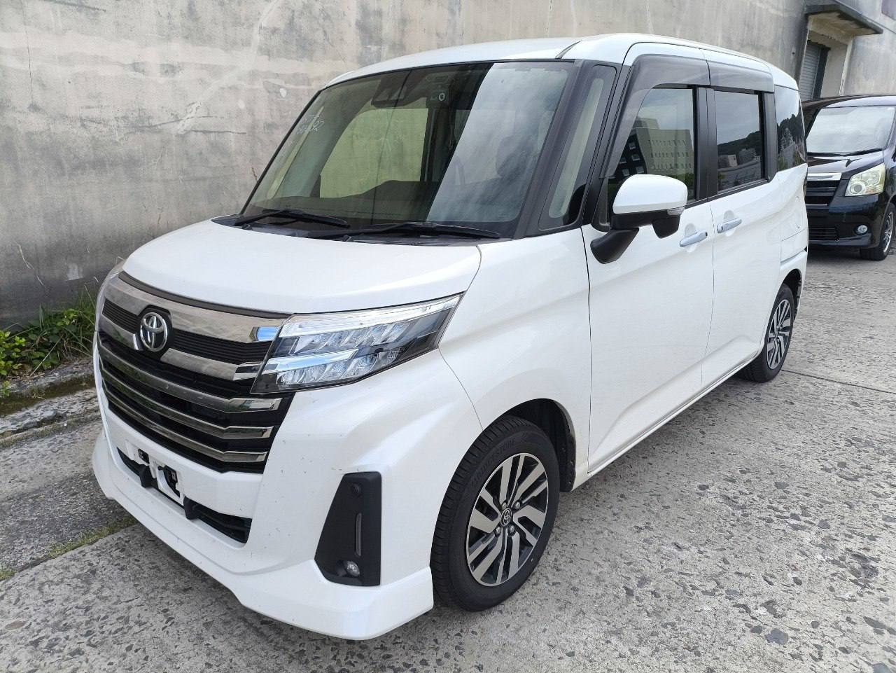 Toyota Roomy Custom: большая хромированная решётка и LED-оптика