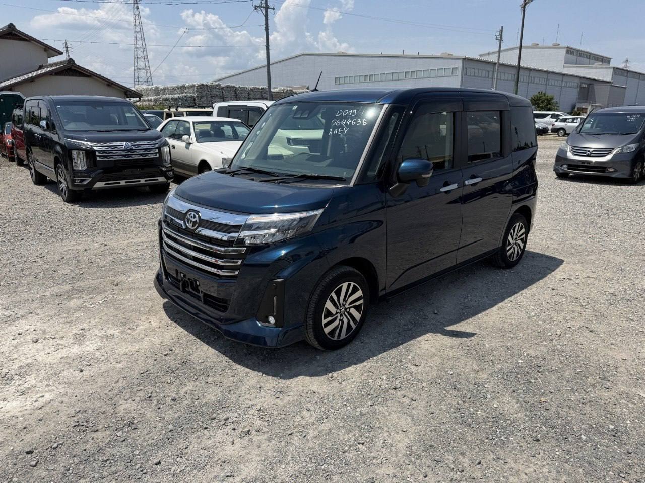 Toyota Roomy Custom G 2022, лот, спереди 3/4 справа
