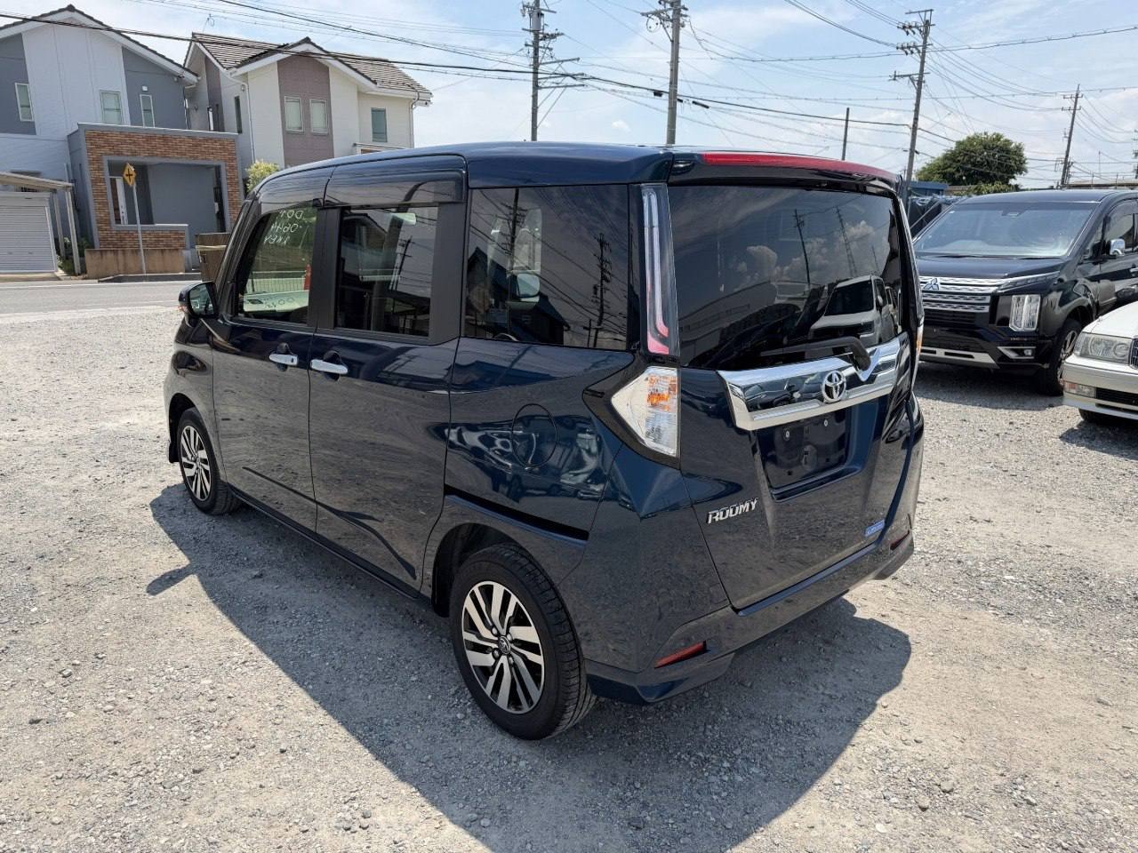 Toyota Roomy Custom G 2022, лот, сзади 3/4