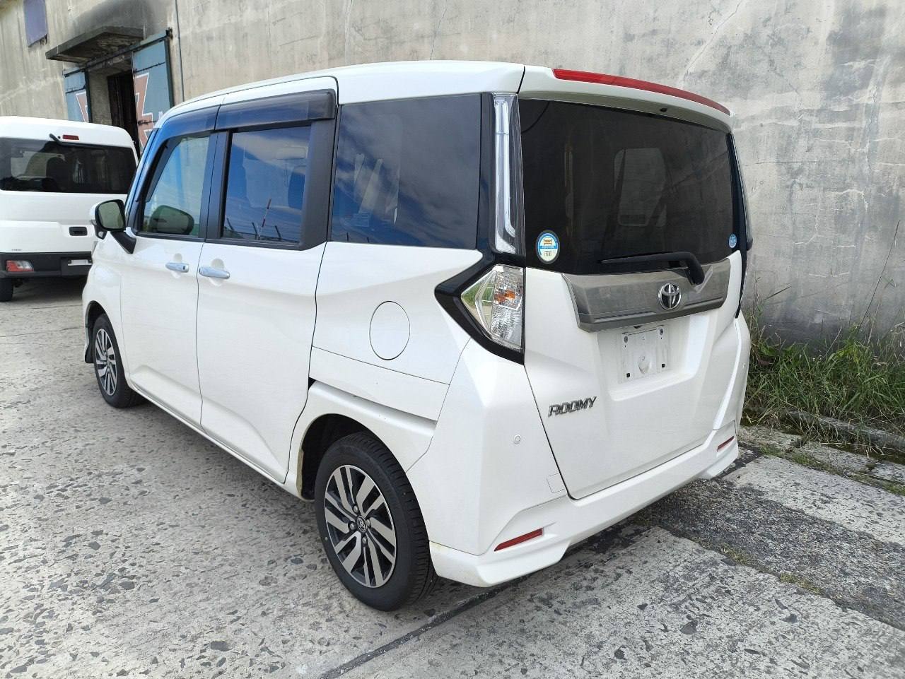 Toyota Roomy Custom G 4WD 2021, лот, сзади 3/4