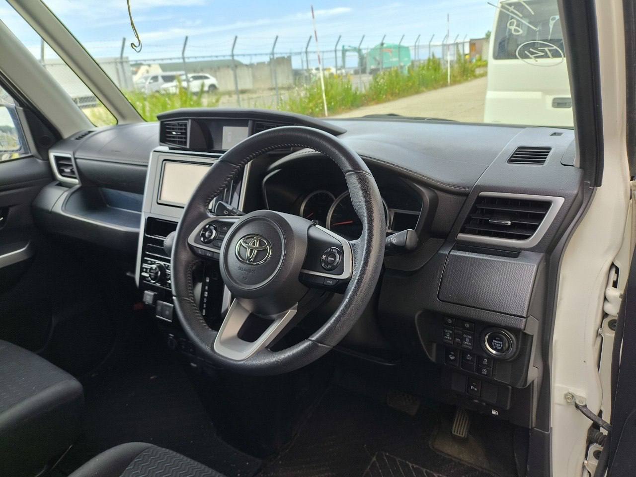 Toyota Roomy Custom G 4WD 2021, лот, водительское место