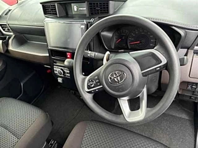 Toyota Roomy G 2023, наш лот, руль и приборка