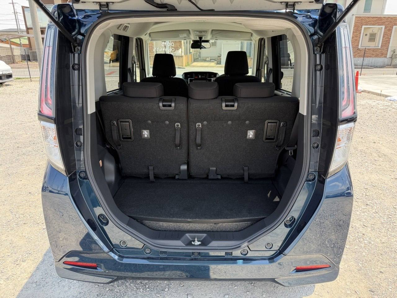 Багажник Toyota Roomy при разложенном заднем диване