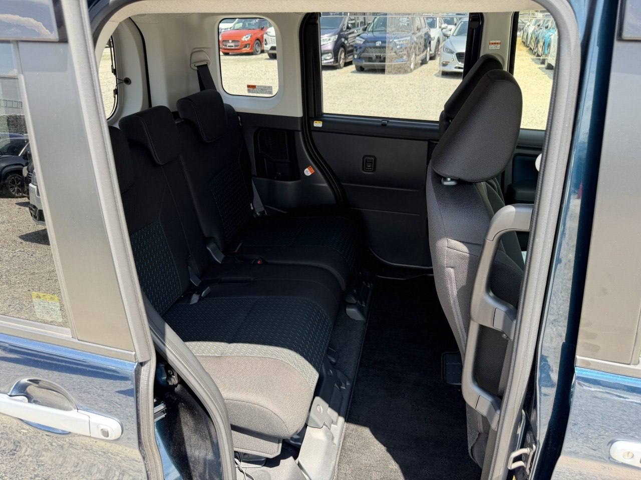 Задний ряд Toyota Roomy: сдвижной диван и плоский пол