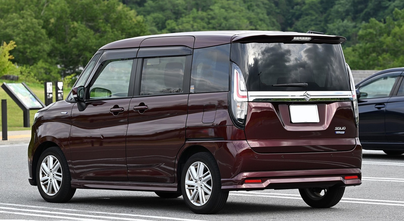 Suzuki Solio Hybrid MZ в кузове MA37S выпуска 2020–2024 годов, вид сзади 3/4